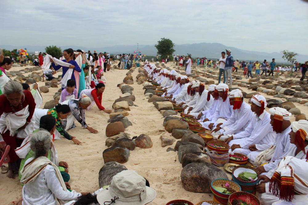 Đồng bào Chăm theo đạo Bà-ni ở Ninh Thuận vui đón Lễ hội Ra-mư-wan