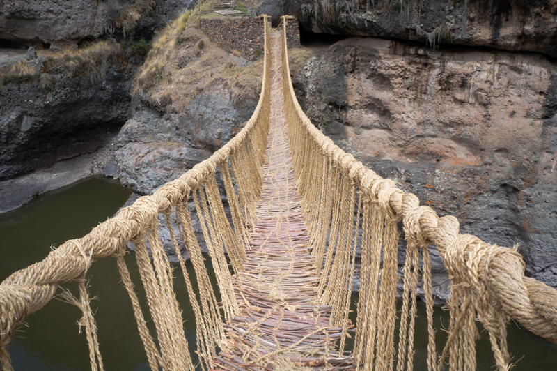Cây cầu cỏ cuối cùng bện bằng tay của người Peru