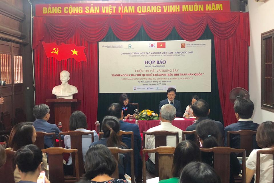 100 thí sinh thi viết Danh ngôn của Chủ tịch Hồ Chí Minh trên thư pháp Hàn Quốc