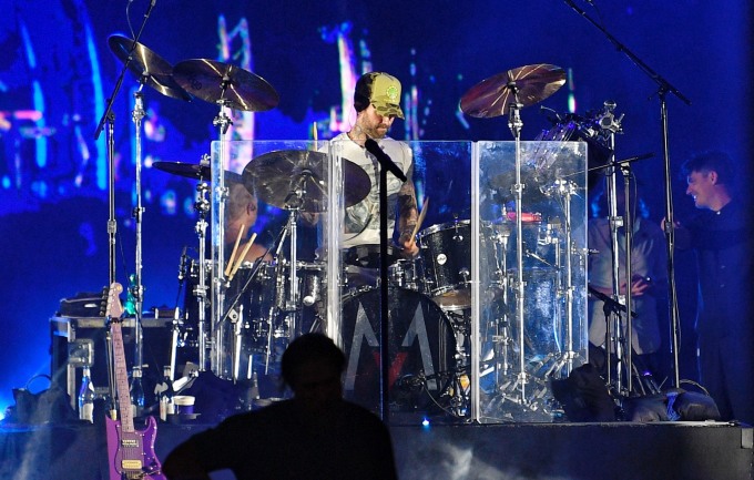HOT: Maroon 5 bất ngờ xuất hiện trên sân khấu 8Wonder, Adam Levine chơi thử cả guitar và trống