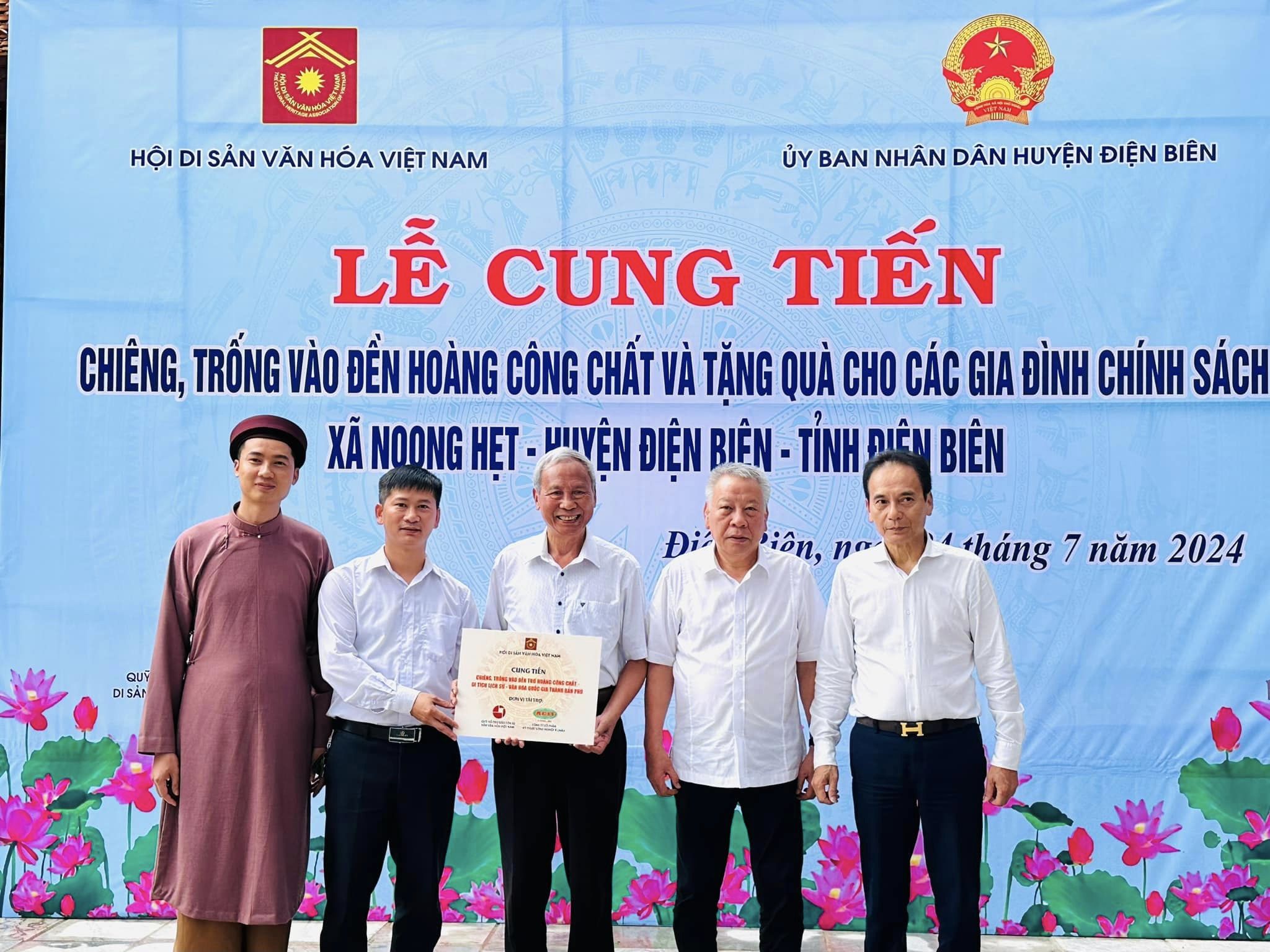 Cung tiến kỷ vật lên đền thờ Hoàng Công Chất và Đền thờ Liệt sĩ tại Chiến trường Điện Biên Phủ