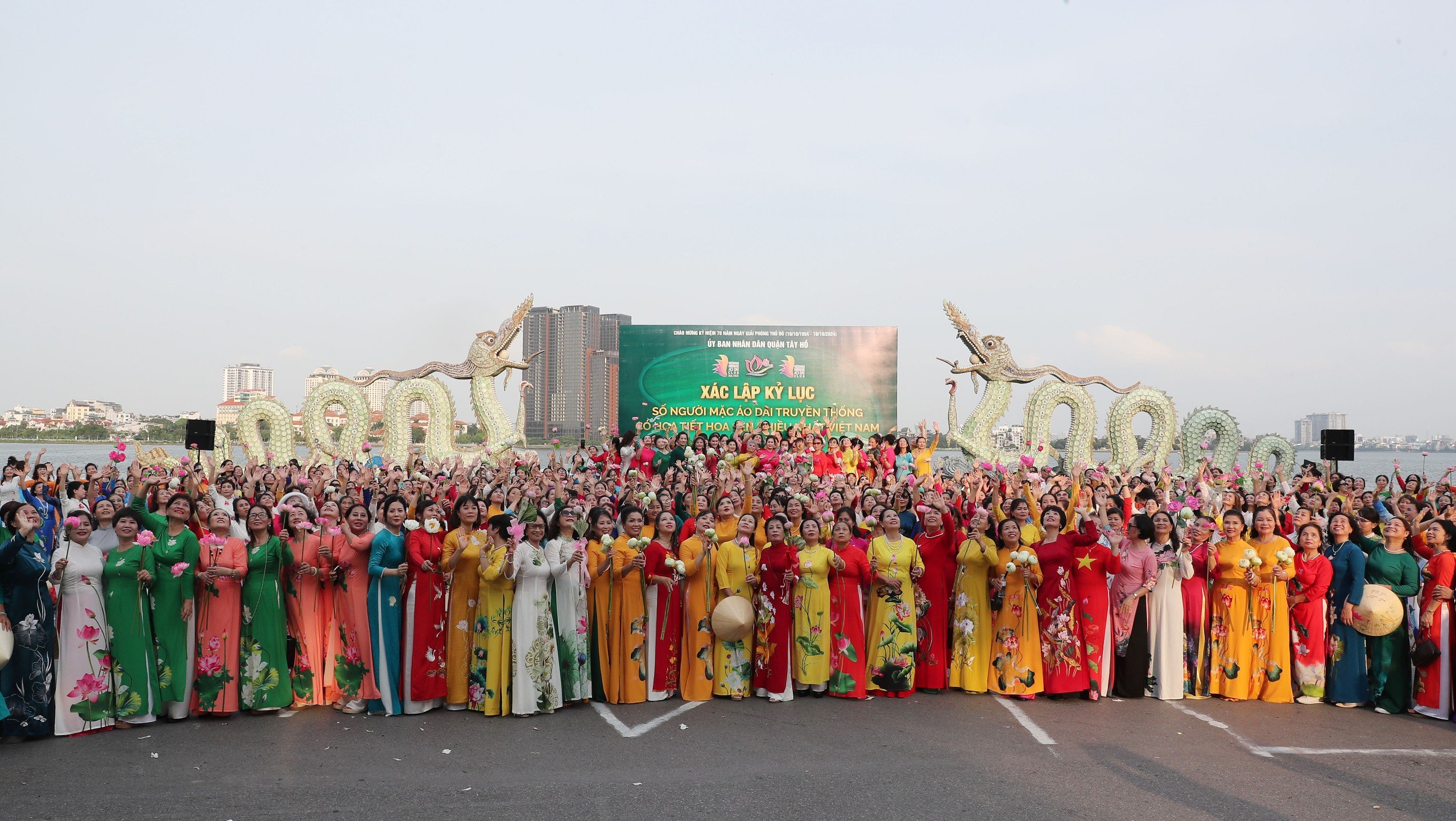 Xác lập kỷ lục “Số người mặc áo dài có họa tiết hoa sen nhiều nhất Việt Nam”