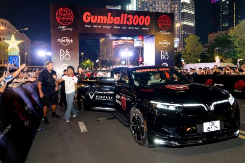 VinFast VF 7 và VF 9 toả sáng giữa dàn siêu xe bạc tỷ tại Gumball 3000