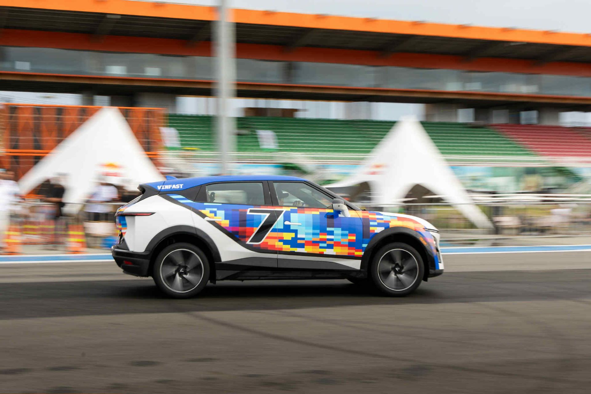 Chủ xe VinFast VF 7: “Lái một chiếc xe đẹp giúp tôi cảm thấy tự tin hơn”