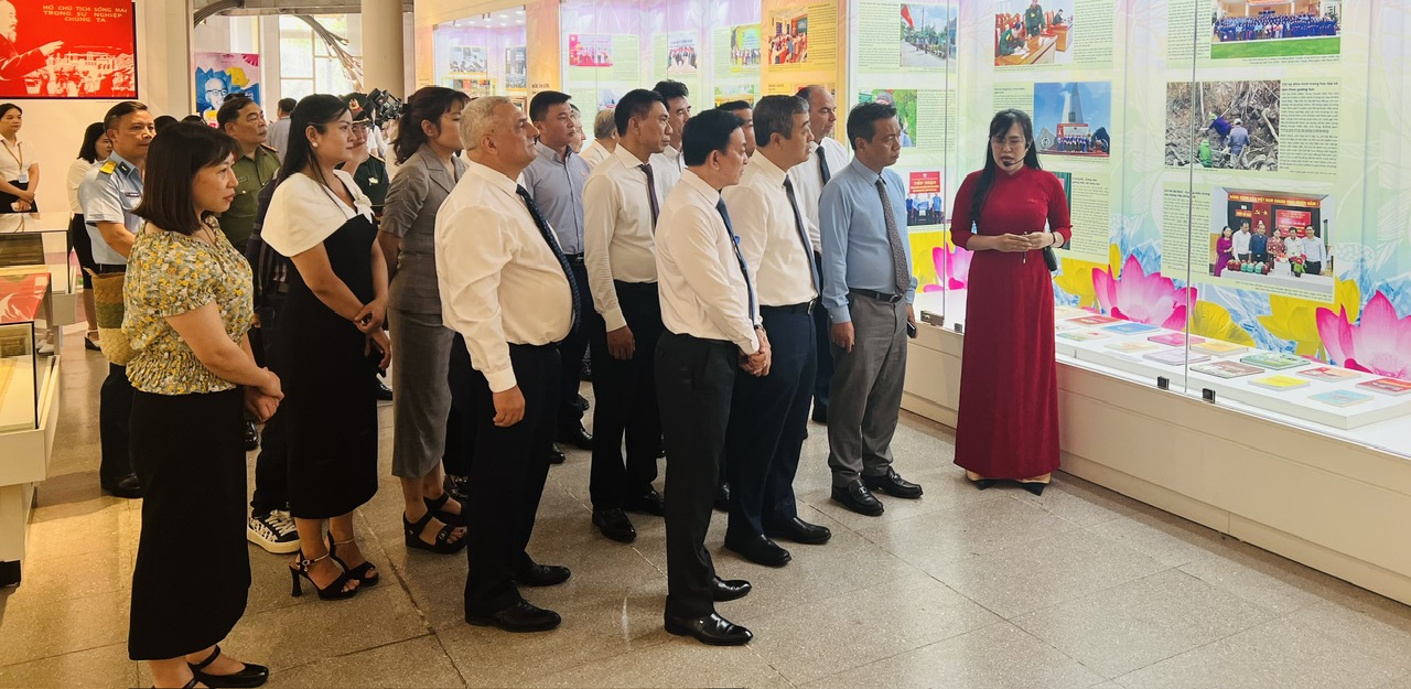 Khai mạc Triển lãm “Những tấm gương bình dị mà cao quý” năm 2025