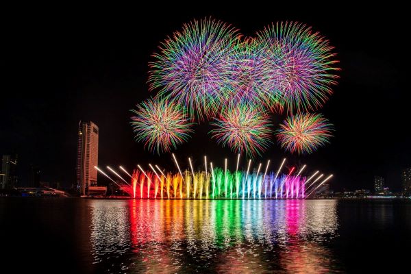 Đêm DIFF 2025 thứ hai: Tân binh pháo hoa Z121 Vina Pyrotech Việt Nam khiến 10.000 khán giả bất ngờ 