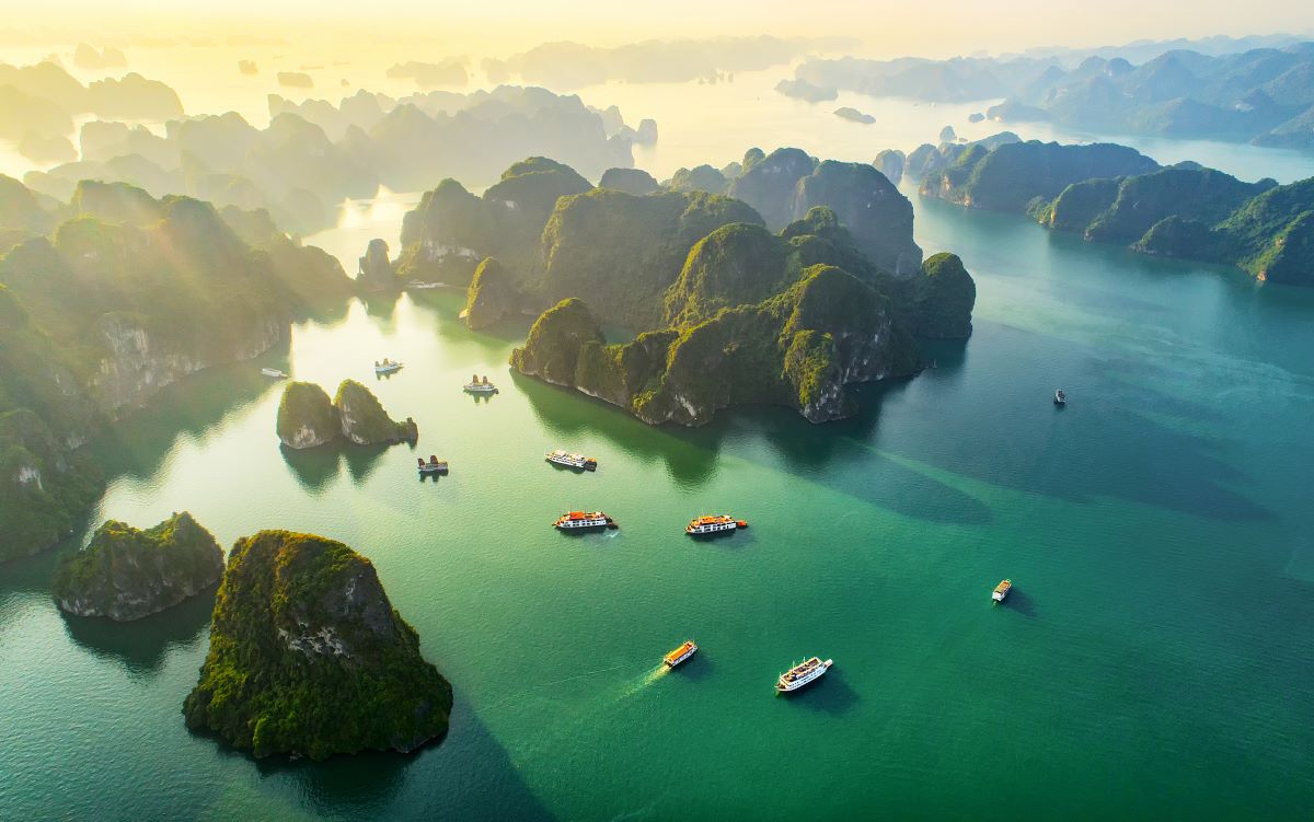Hạ Long được Lonely Planet gợi &yacute; trong danh s&aacute;ch điểm đến m&ugrave;a thu 2026