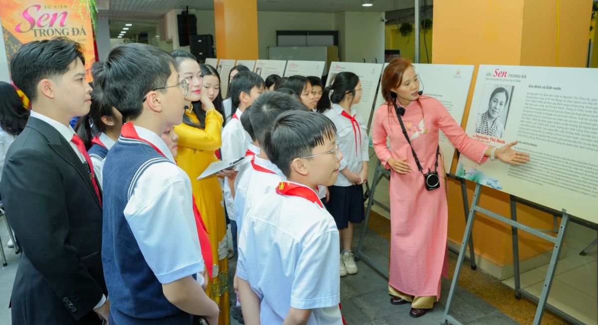  &ldquo;Sen trong đ&aacute;: T&acirc;m s&aacute;ng, l&ograve;ng son&rdquo;:  G&oacute;p phần lan tỏa gi&aacute; trị lịch sử, l&ograve;ng biết ơn tới thế hệ trẻ