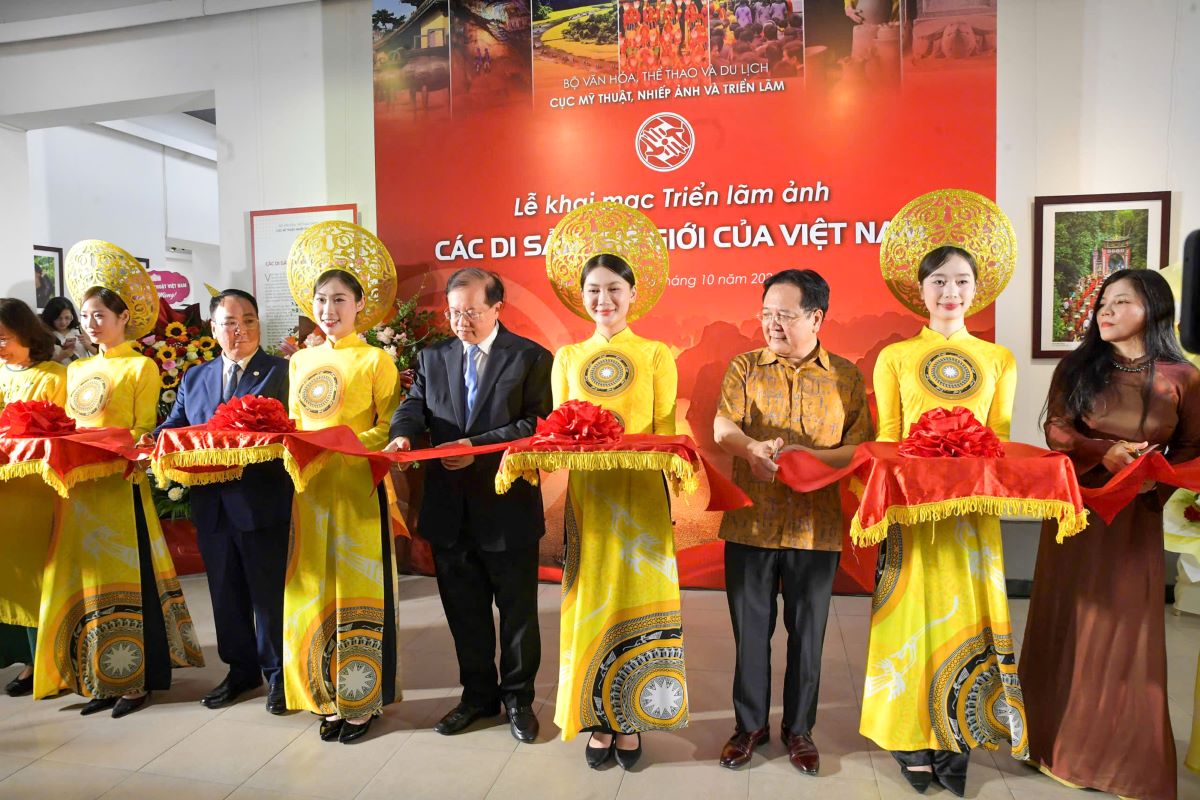 Triển l&atilde;m ảnh &ldquo;C&aacute;c di sản thế giới của Việt Nam&rdquo;:  Mỗi di sản đều lưu giữ những c&acirc;u chuyện lịch sử v&agrave; bản sắc