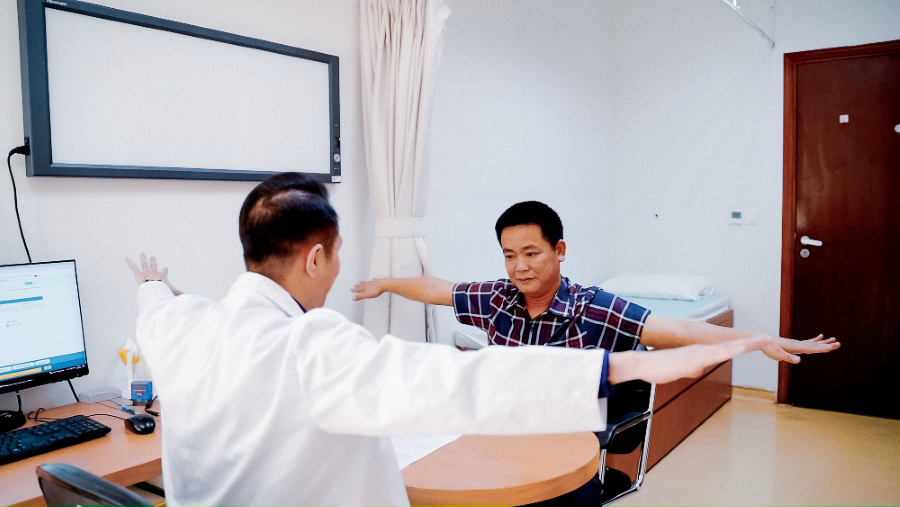 C&ocirc;ng nghệ in 3D thay khớp, b&ugrave; xương gi&uacute;p bệnh nh&acirc;n tho&aacute;t cảnh khuỷu tay biến dạng hiếm gặp suốt 27 năm