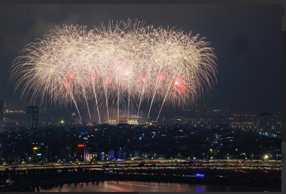 Từ Ph&uacute; Quốc, Đ&agrave; Nẵng, Sun Group mang cả bầu trời ph&aacute;o hoa đỉnh cao ra Thủ đ&ocirc;