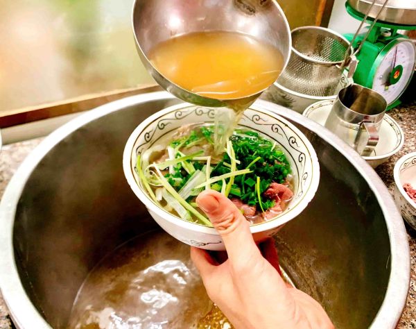 DI SẢN &ldquo;SỐNG&rdquo; HAY DI SẢN &ldquo;Đ&Oacute;NG BĂNG&rdquo;: Lời giải từ B&Aacute;T PHỞ NAM ĐỊNH đến G&Aacute;NH GỐM B&Aacute;T TR&Agrave;NG