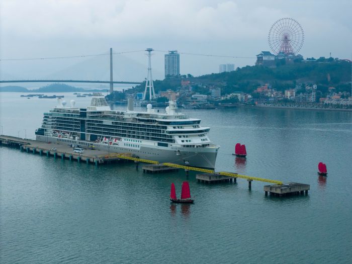 Du kh&aacute;ch t&agrave;u biển đến vịnh Hạ Long được ch&agrave;o đ&oacute;n bằng &acirc;m nhạc