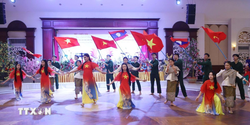 Ra mắt C&acirc;u lạc bộ Di sản &aacute;o d&agrave;i Việt Nam tại L&agrave;o