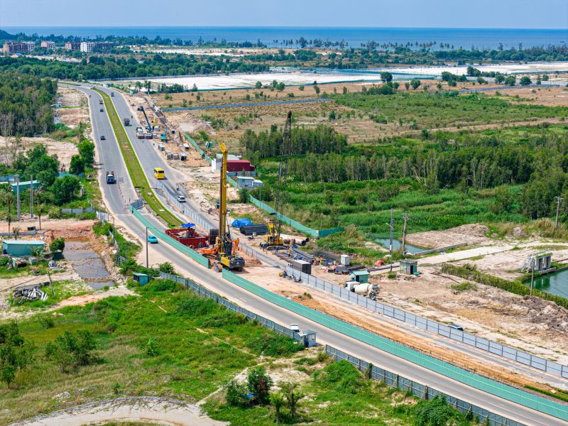 Sun Group tăng tốc thi c&ocirc;ng trục xương sống DT975 v&agrave; t&agrave;u điện LRT tại Ph&uacute; Quốc