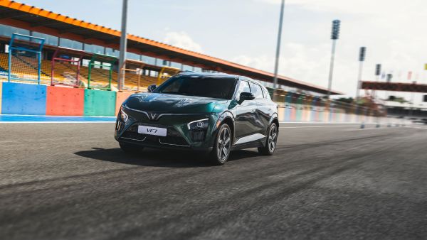 Chi ph&iacute; thấp, c&ocirc;ng nghệ cao, sức mạnh lớn: VinFast VF 7 l&agrave; &ldquo;của hiếm&rdquo; trong ph&acirc;n kh&uacute;c C-SUV 
