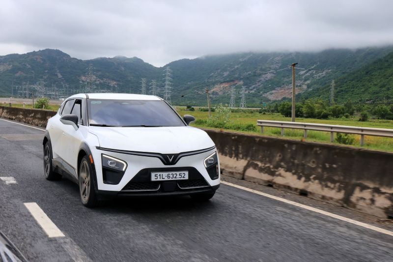 Chủ xe n&oacute;i về VinFast VF 7: Đi xa y&ecirc;n t&acirc;m, d&ugrave;ng hằng ng&agrave;y vẫn hợp