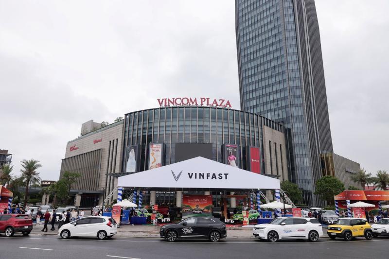 Người d&acirc;n H&agrave; Tĩnh ấn tượng với khả năng vận h&agrave;nh của xe điện sau trải nghiệm với VinFast VF 6