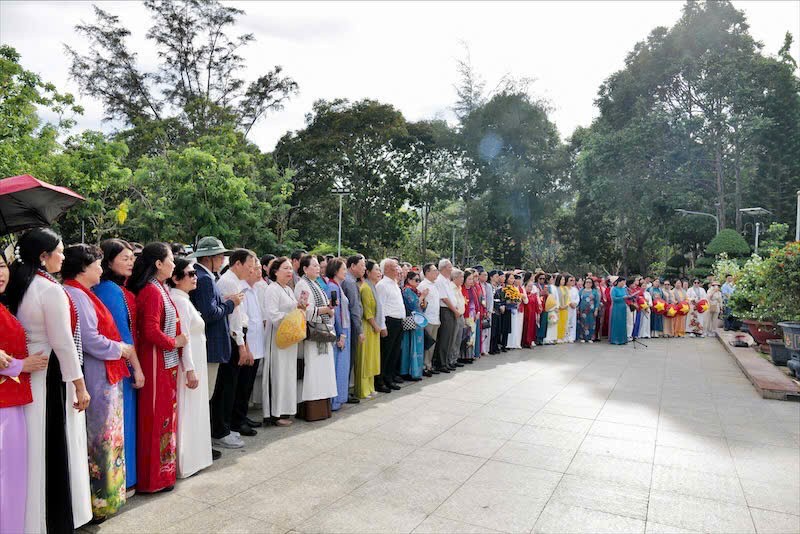 Đo&agrave;n đại biểu Ban tổ chức H&agrave;nh tr&igrave;nh Di sản v&agrave; Ho&agrave; b&igrave;nh d&acirc;ng hương tri &acirc;n anh h&ugrave;ng liệt sĩ tại C&ocirc;n Đảo