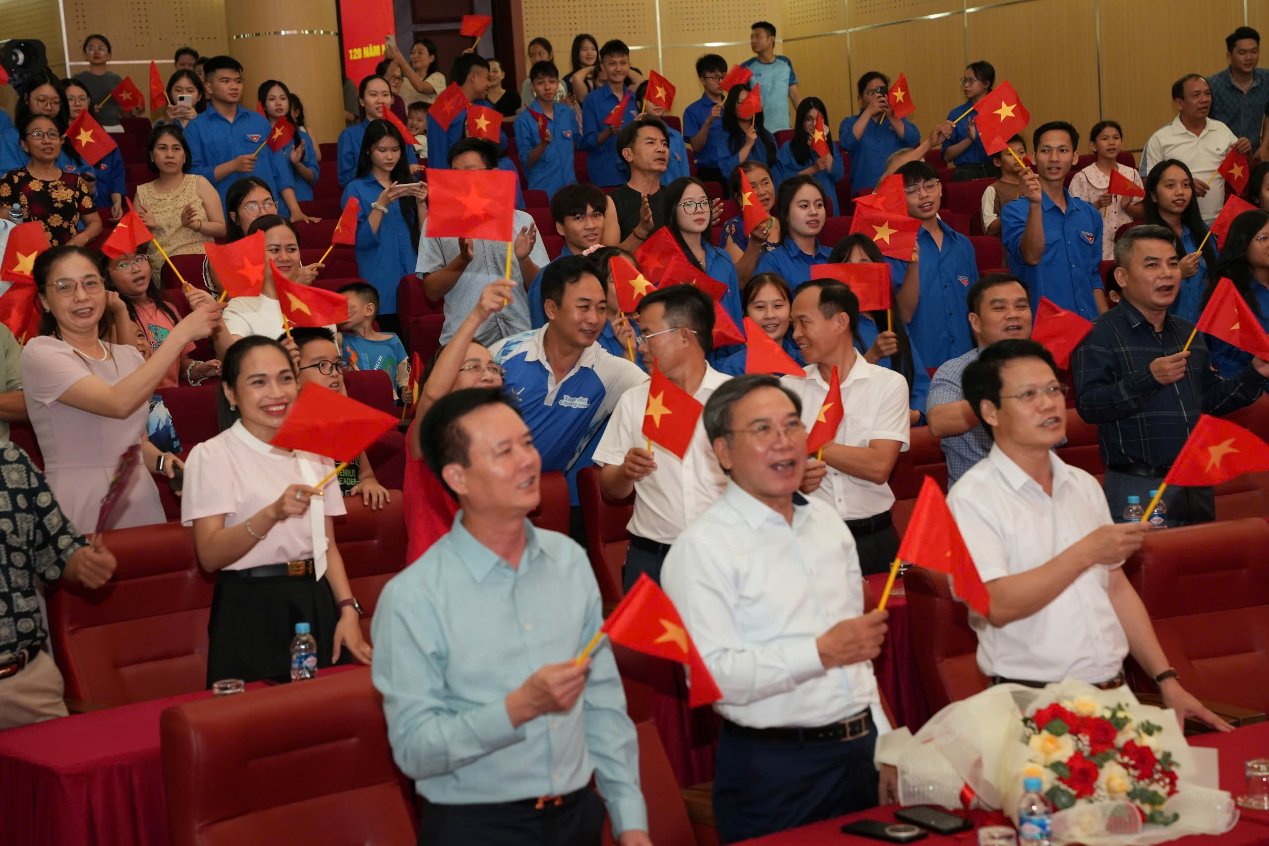 Chương tr&igrave;nh nghệ thuật &ldquo;B&aacute;c Hồ - Hai tiếng thi&ecirc;ng li&ecirc;ng&rdquo; được kh&aacute;n giả đ&oacute;n nhận nồng nhiệt tại H&agrave; Tĩnh