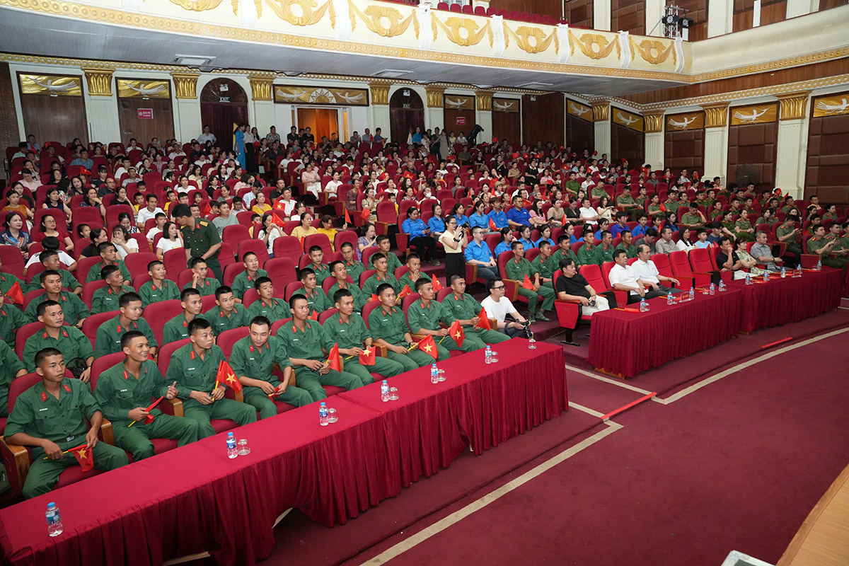 Chương tr&igrave;nh nghệ thuật đặc biệt &ldquo;B&aacute;c Hồ - Hai tiếng thi&ecirc;ng li&ecirc;ng&rdquo; - Kỷ niệm 115 năm Ng&agrave;y B&aacute;c Hồ ra đi t&igrave;m đường cứu nước 