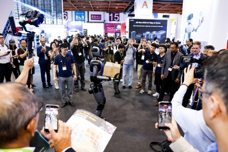 Người m&aacute;y &ldquo;Make in Vietnam&rdquo; của VinRobotics tỏa s&aacute;ng tại hai s&acirc;n khấu c&ocirc;ng nghệ h&agrave;ng đầu thế giới
