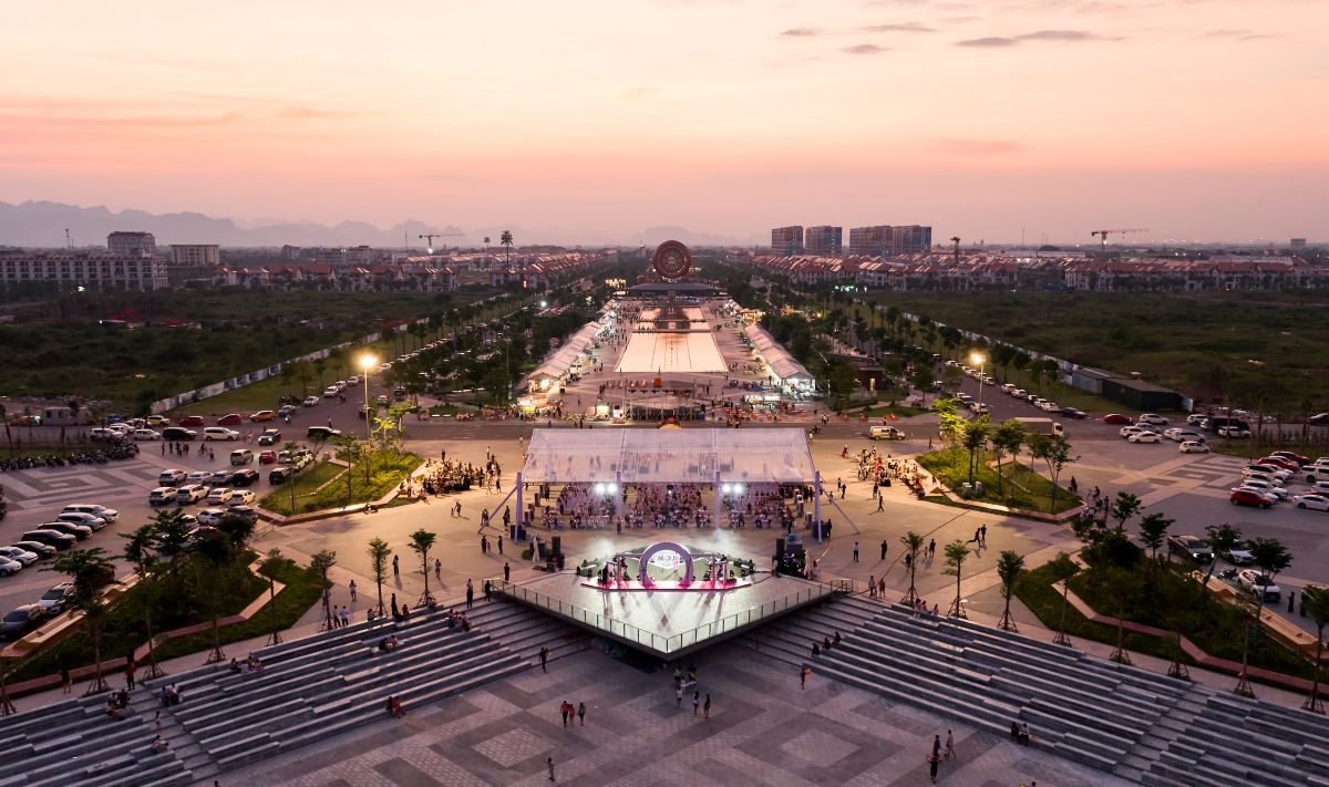 H&agrave;ng trăm cư d&acirc;n, du kh&aacute;ch trải nghiệm c&ocirc;ng vi&ecirc;n Văn h&oacute;a hơn 36ha tại Sun Urban City